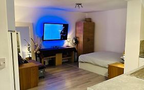 Stylish Studio Flat - Watford Junction - Harry Potter